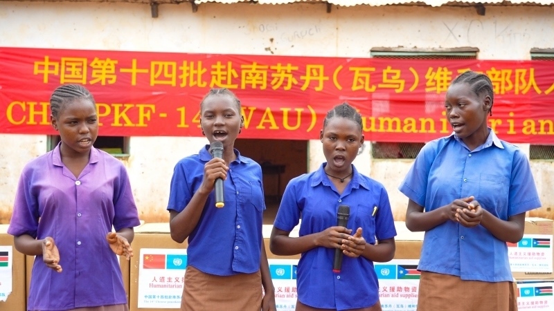 動(dòng)聽(tīng)的歌聲歡迎中國(guó)官兵。王軍杰攝