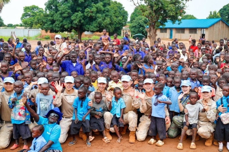 維和官兵與學(xué)生進(jìn)行合影。殷亦豪攝