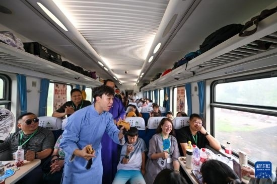 9月7日，相聲演員在S910列車上為旅客表演快板。