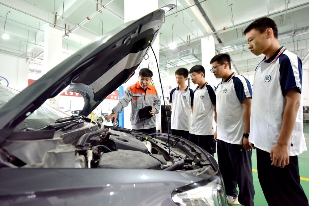 2024年6月7日，河北省邢臺市威縣職業(yè)技術(shù)教育中心教師在指導(dǎo)學(xué)生學(xué)習(xí)汽車維修技術(shù)。新華社記者 王曉 攝
