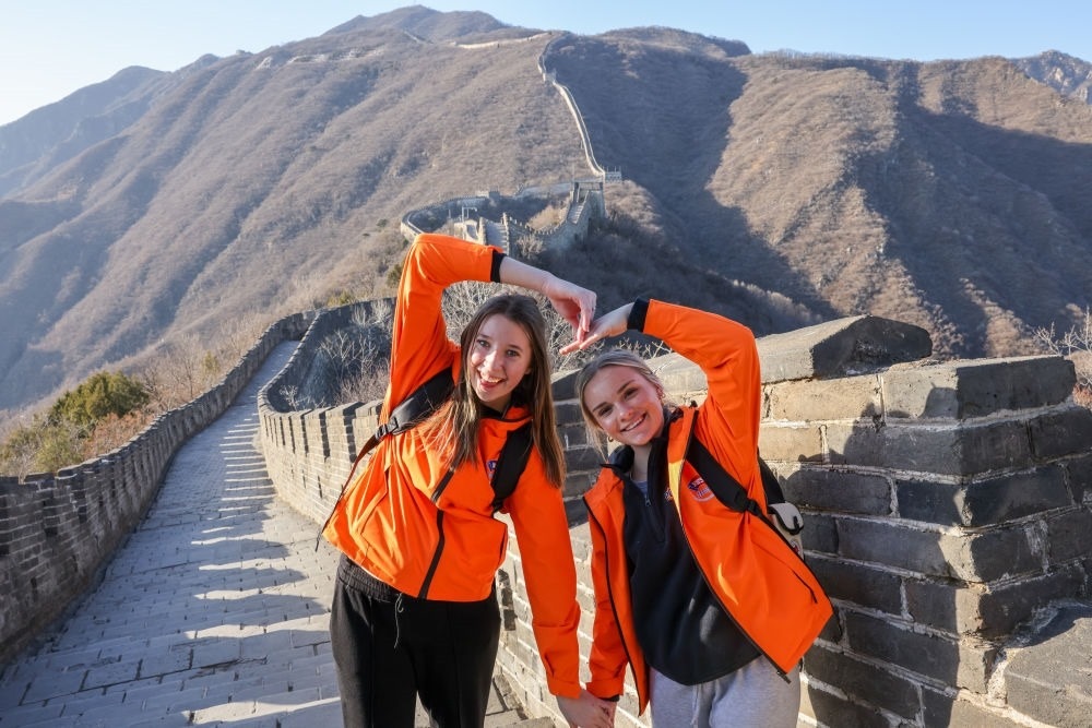 2024年3月20日，美國華盛頓州中學(xué)生代表團(tuán)的成員在北京慕田峪長城留影。新華社記者 殷剛 攝