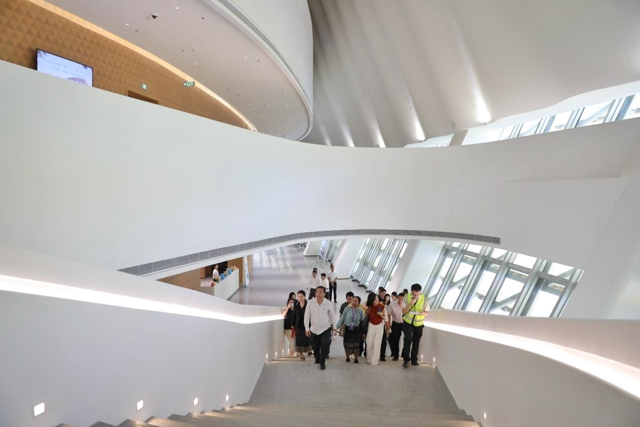 亞洲媒體考察團正在上樓?！吨袊?jīng)濟周刊》記者 肖翊攝