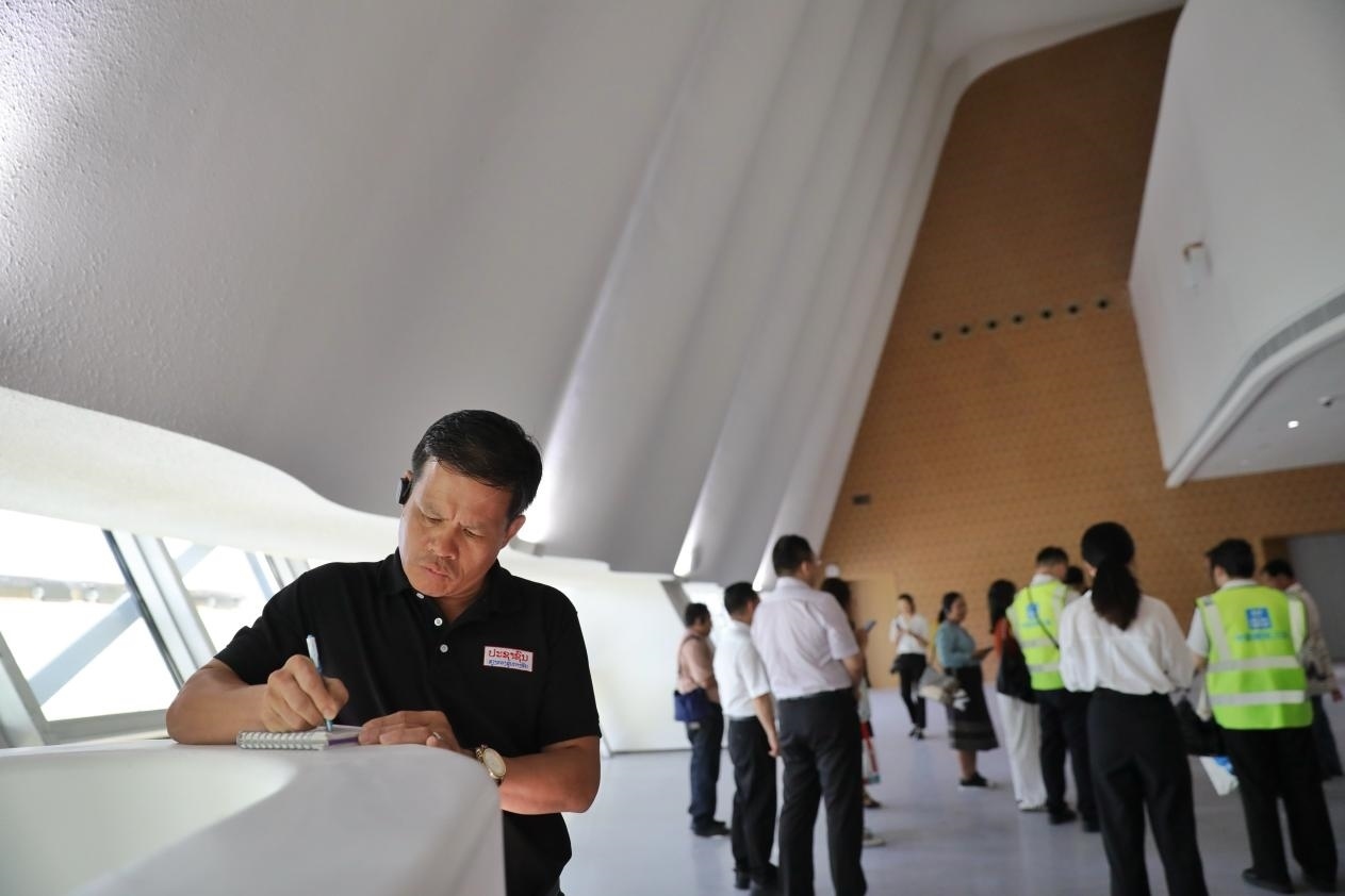 亞洲媒體考察團參觀綜合劇場外墻?！吨袊?jīng)濟周刊》記者 肖翊攝