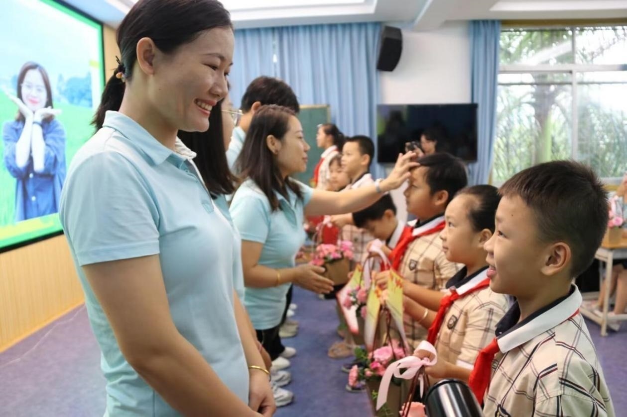 2023年教師節(jié)前，廣西南寧一所學(xué)校，學(xué)生向老師獻(xiàn)上鮮花、賀卡。