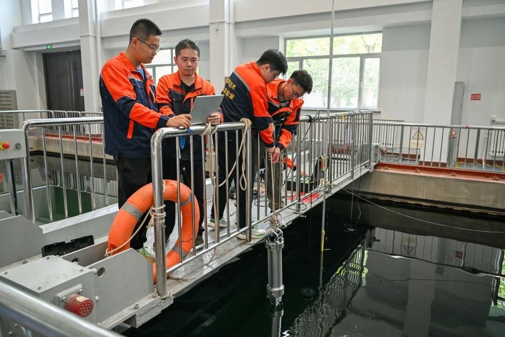 哈爾濱工程大學(xué)水聲工程學(xué)院學(xué)生在進行技術(shù)實驗。新華社記者王松 攝