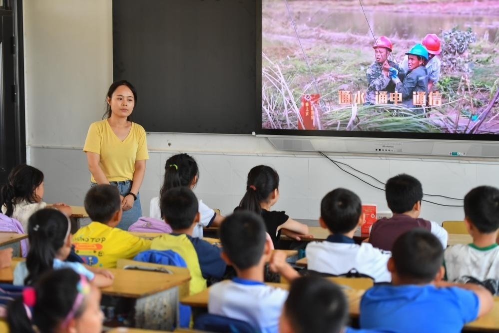 今年夏天，湖南華容縣等地遭受洪澇災(zāi)害。9月，華容縣一所學(xué)校，老師通過講述防災(zāi)救災(zāi)故事，引導(dǎo)孩子們知情、共情，汲取成長的力量。