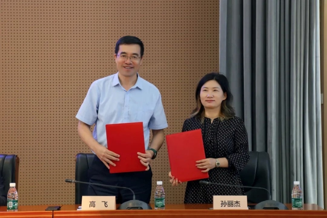 外交學院副院長高飛與中國國際科學技術(shù)合作協(xié)會執(zhí)行副會長兼秘書長孫麗杰簽署戰(zhàn)略合作備忘錄并啟動科技外交官搖籃計劃。主辦方供圖