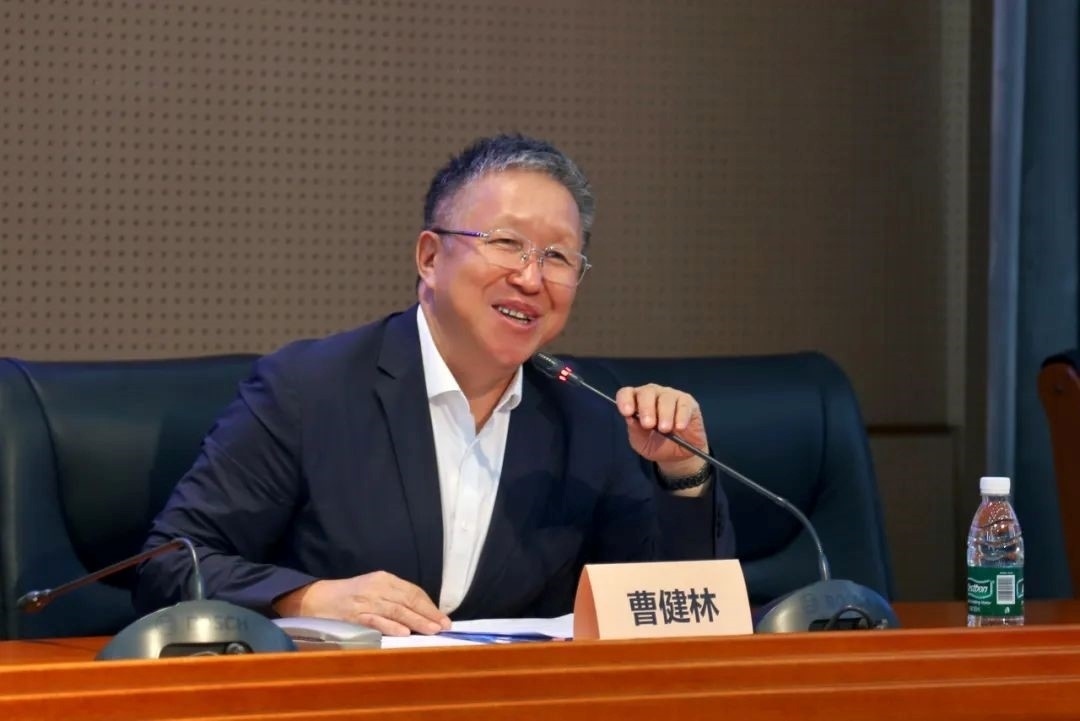 科技部原副部長、十三屆全國政協(xié)教科衛(wèi)體委員會副主任、現(xiàn)任季華實驗室理事長、主任曹健林致辭。主辦方供圖