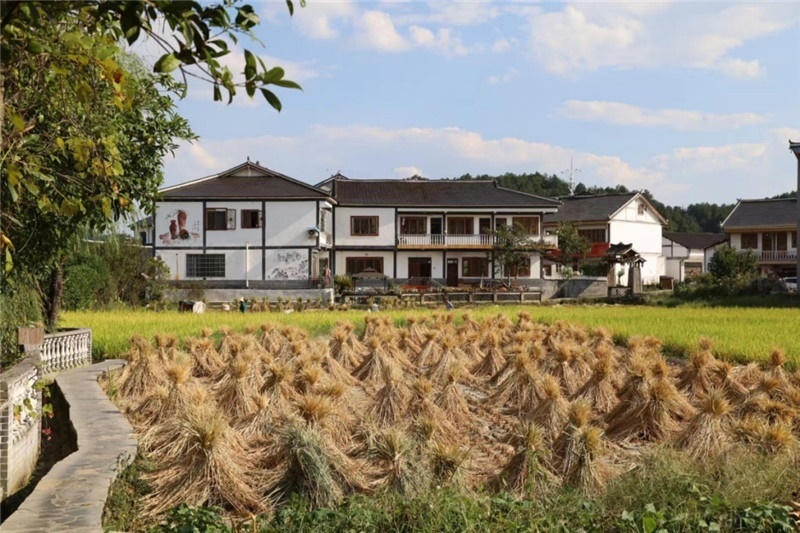 傳統(tǒng)的黔北村莊風(fēng)貌同現(xiàn)代民居元素相融合，人文風(fēng)光與生態(tài)自然風(fēng)景相結(jié)合，人與自然和諧共生。（俄羅斯《中國與俄羅斯》雜志社社長奧列格·別列日內(nèi)赫攝）