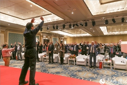 孫武權(quán)現(xiàn)場(chǎng)表演中醫(yī)傳統(tǒng)功法易筋經(jīng)。人民網(wǎng)記者黃培昭攝