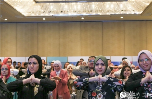 活動(dòng)現(xiàn)場(chǎng)，埃及民眾跟著孫武權(quán)體驗(yàn)中醫(yī)傳統(tǒng)功法易筋經(jīng)。人民網(wǎng)記者黃培昭