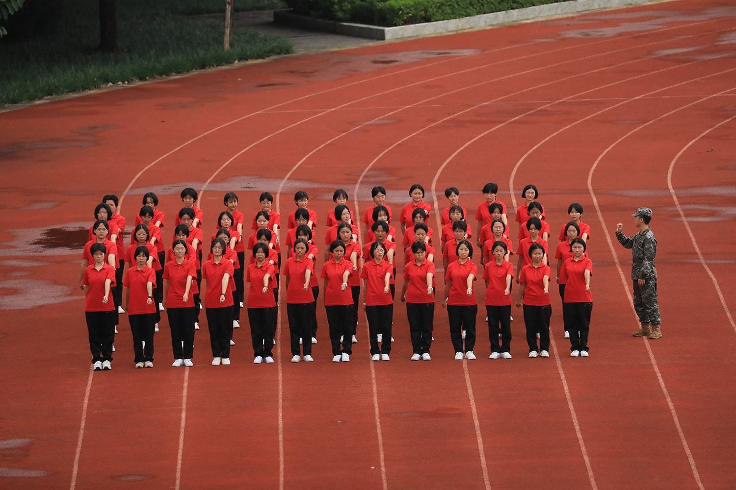 華坪女高2024級新生軍訓。華坪縣融媒體中心供圖