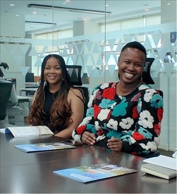 支隊(duì)成員在CGTN非洲總站與當(dāng)?shù)赜浾呓涣?。穆瑞瑩攝