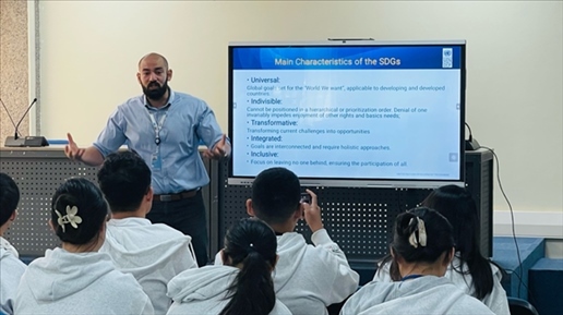 聯(lián)合國內(nèi)羅畢辦事處的工作人員為支隊(duì)成員講解可持續(xù)發(fā)展目標(biāo)。林源攝