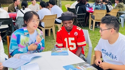 支隊(duì)成員在青年論壇上與世界各地的志愿者交流。 林源攝