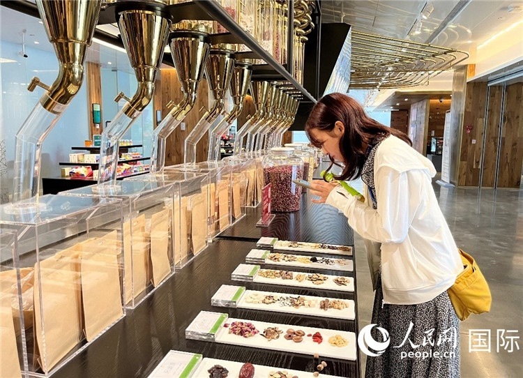 4. 代表團團員對新中式茶飲的食材充滿興趣。（人民網(wǎng)記者陳思 攝）