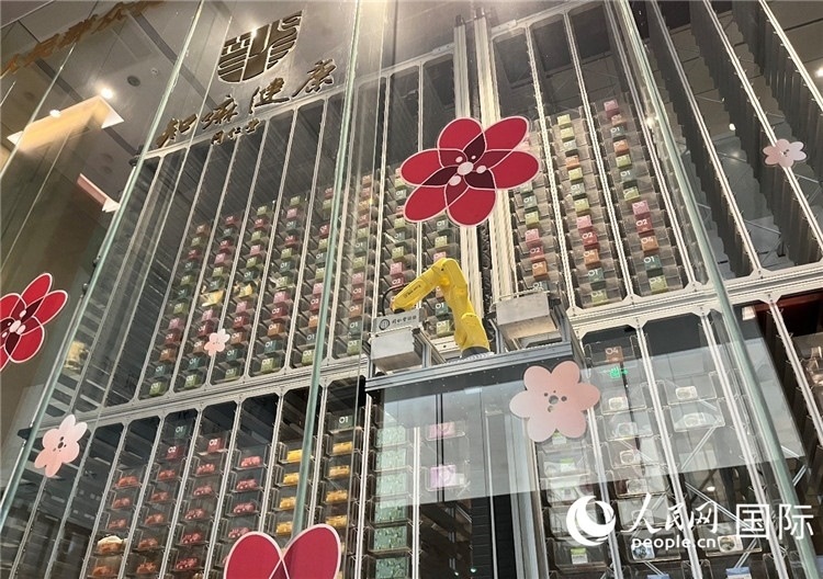 6. 機械臂正在取貨。（人民網(wǎng)記者陳思 攝）