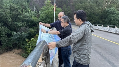 珠江委工作組在三河鎮(zhèn)三河大橋進(jìn)行防洪工程調(diào)度工作。 水利部供圖