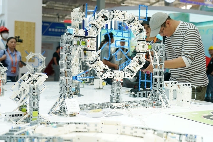 2024年9月11日，記者在服貿(mào)會(huì)首鋼園區(qū)教育服務(wù)館采訪。新華社記者 張晨霖 攝