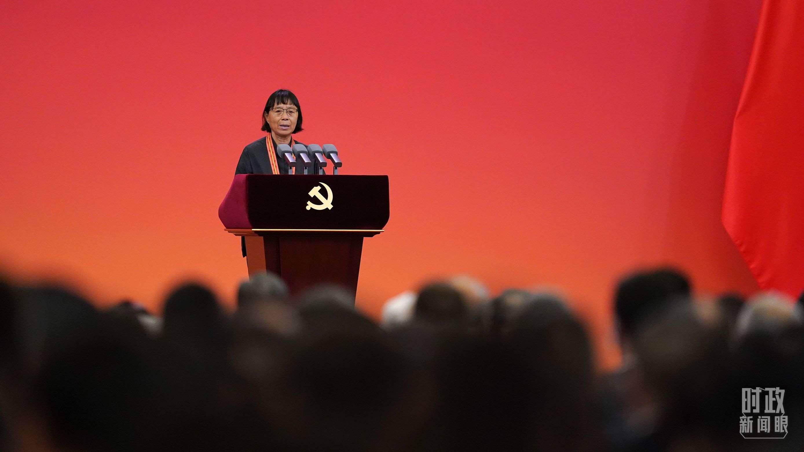  △2021年6月，幫助數(shù)千名貧困山區(qū)女孩圓夢大學(xué)的人民教師張桂梅，代表“七一勛章”獲得者發(fā)言。（總臺國廣記者李晉拍攝）