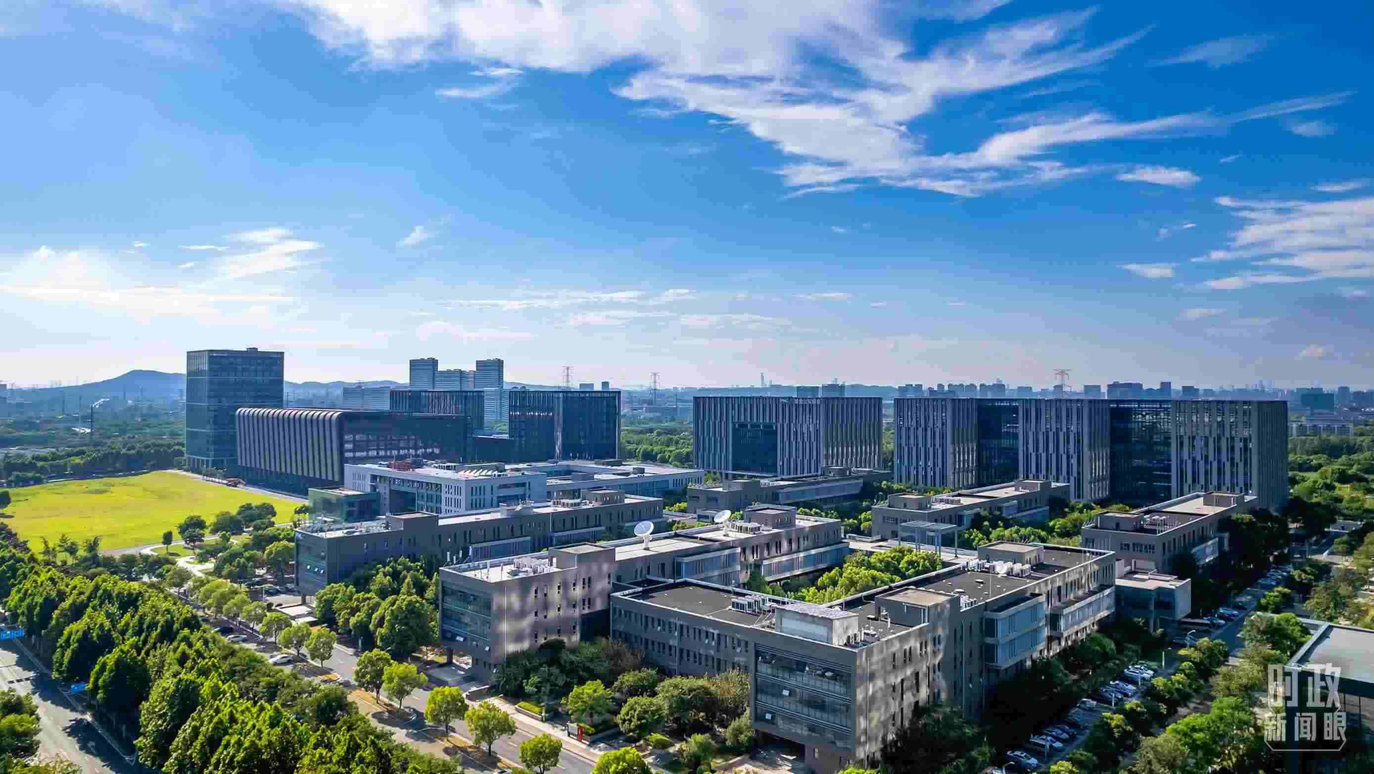  △2023年7月，習(xí)近平調(diào)研南京紫金山實驗室，強調(diào)要為實現(xiàn)高水平科技自立自強立下功勛。（圖/視覺中國）