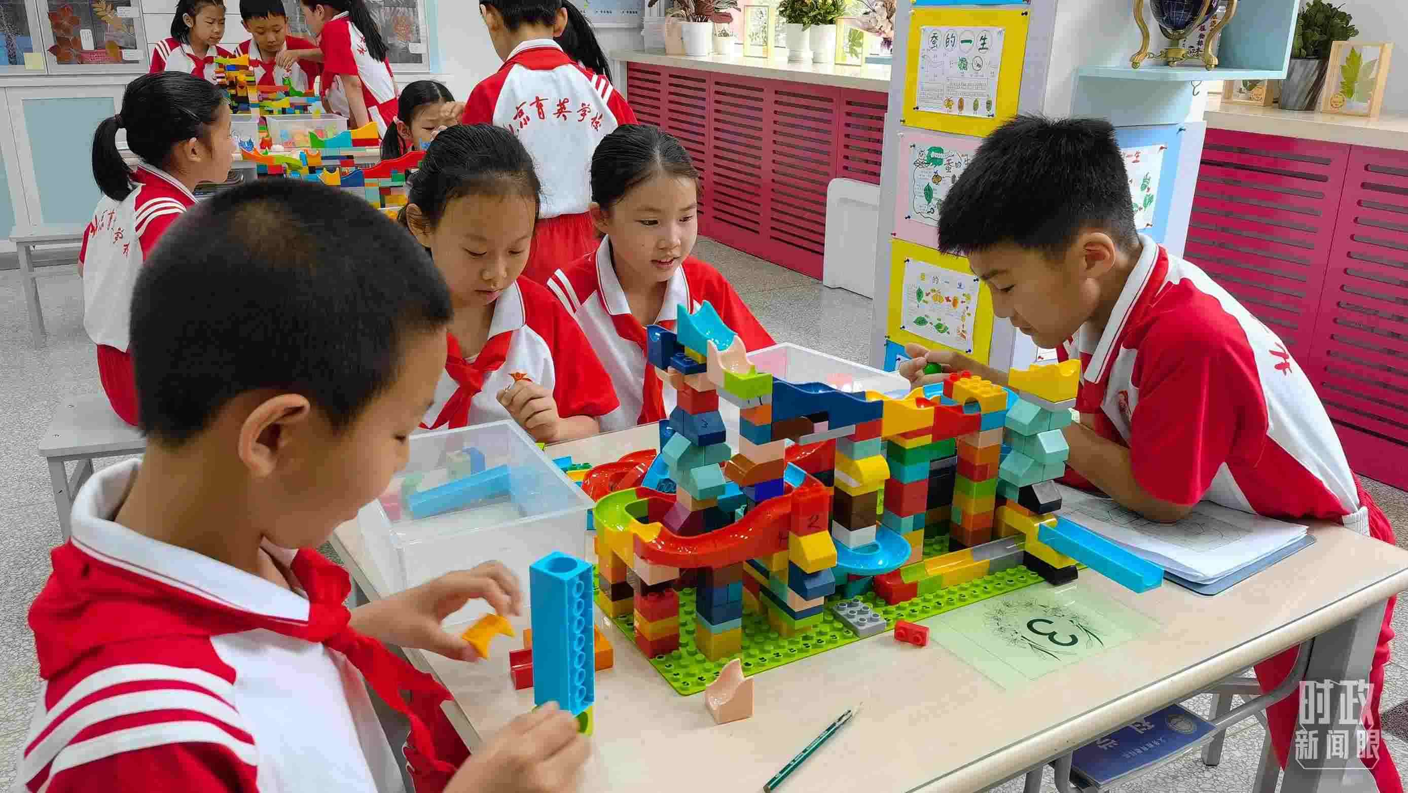  △這是北京育英學(xué)校的科學(xué)教室。2023年5月，習(xí)近平在這里調(diào)研時，希望同學(xué)們從小樹立“科技創(chuàng)新、強國有我”的志向。（總臺央視記者石丞拍攝）