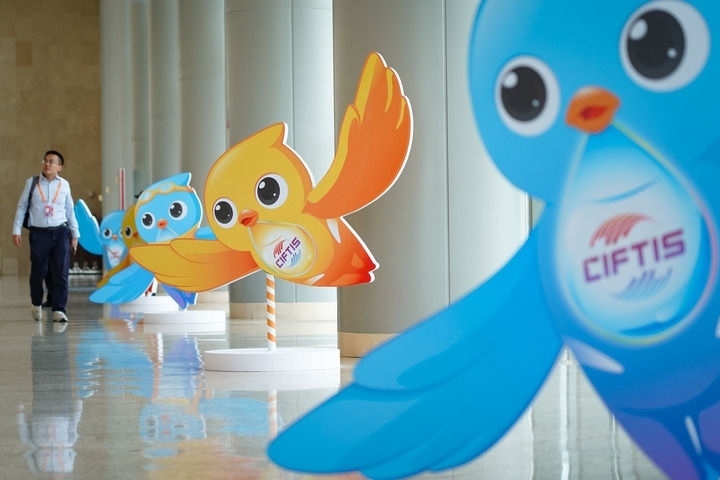 2024年9月11日在國家會(huì)議中心拍攝的服貿(mào)會(huì)吉祥物“福燕”形象。新華社記者 陳鐘昊 攝