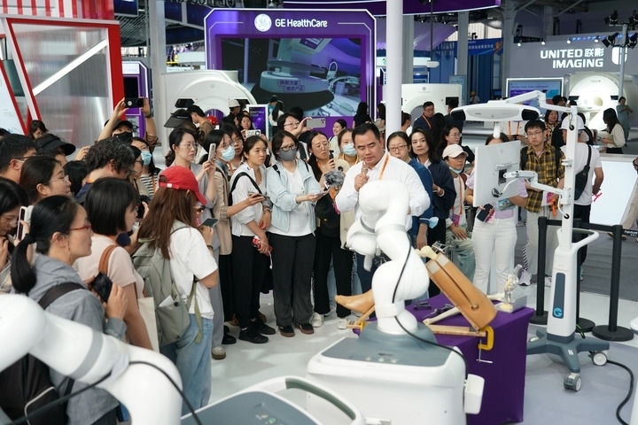 2024年9月11日，記者在服貿(mào)會(huì)首鋼園區(qū)健康衛(wèi)生服務(wù)館采訪。新華社記者 張晨霖 攝