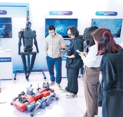 普陀區(qū)“中華武數(shù)”科創(chuàng)集市上，展位工作人員在向觀眾展示機(jī)器人。資料圖片