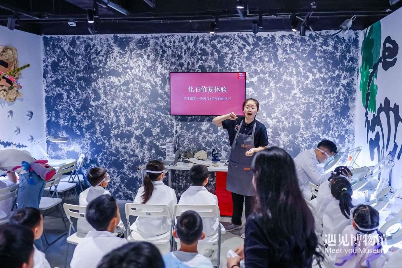 3. 小朋友們在“2億年的地球記憶——恐龍化石特展”體驗當“小小科學家”。遇見博物館供圖