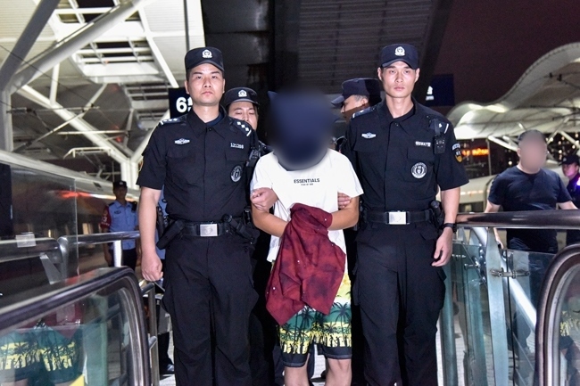 一名潛逃柬埔寨的犯罪嫌疑人被押解回國。公安部供圖