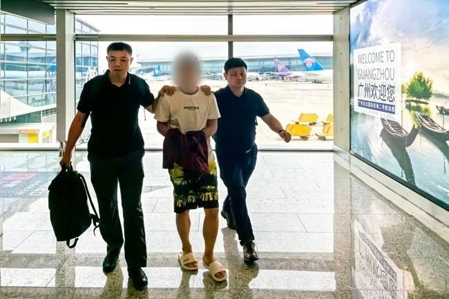 一名潛逃柬埔寨的犯罪嫌疑人被押解回國。公安部供圖