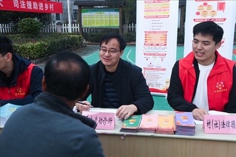 2022年11月9日，在杭州市臨安區(qū)太陽鎮(zhèn)上太陽村，臨安區(qū)太陽司法所所長方凱（右二）現(xiàn)場解答法律問題。 新華社記者 徐昱 攝