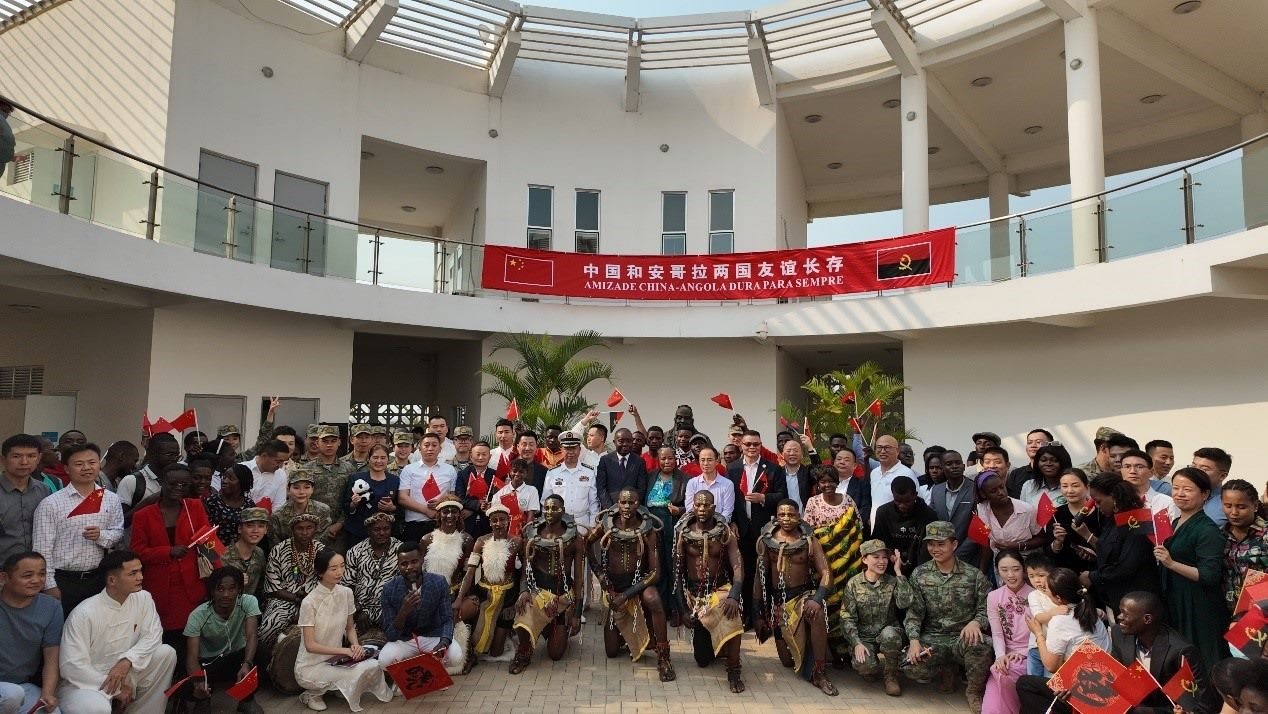 文化聯(lián)誼活動(dòng)合影。內(nèi)圖大學(xué)孔子學(xué)院供圖