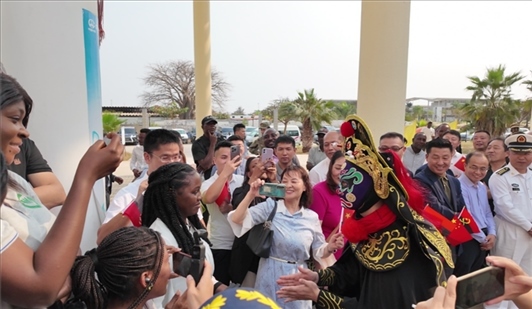 川劇變臉《蜀風(fēng)妙韻》。內(nèi)圖大學(xué)孔子學(xué)院供圖