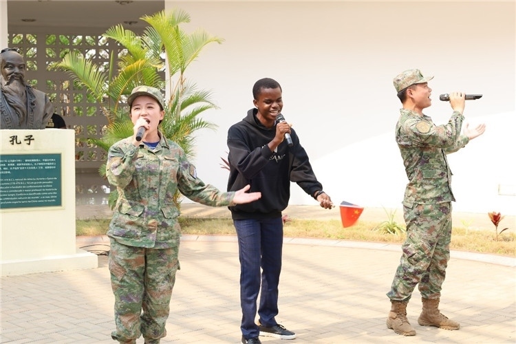 孔院學(xué)生與中國(guó)海軍官兵合唱《天地龍鱗》。內(nèi)圖大學(xué)孔子學(xué)院供圖