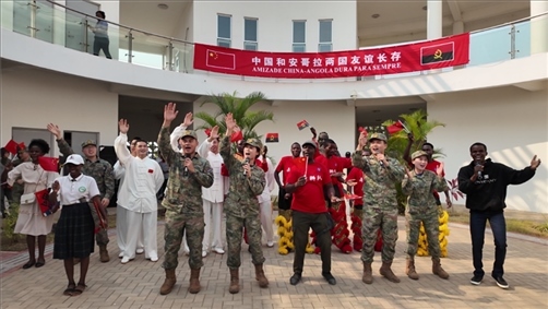 中安合唱歌曲《相親相愛(ài)》。內(nèi)圖大學(xué)孔子學(xué)院供圖