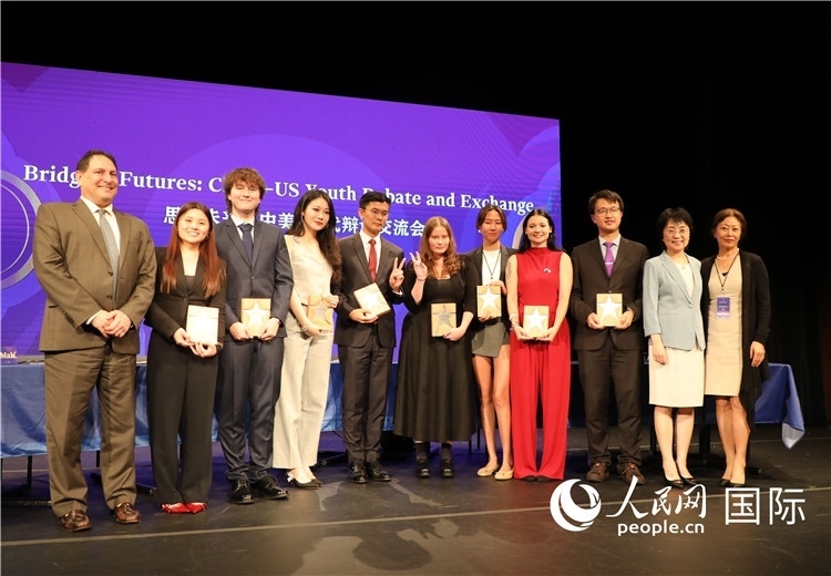3、當(dāng)天還舉行了以“中美青年未來(lái)說(shuō)”為主題的中美“Z世代”辯論交流會(huì)。 人民網(wǎng)記者 李志偉攝