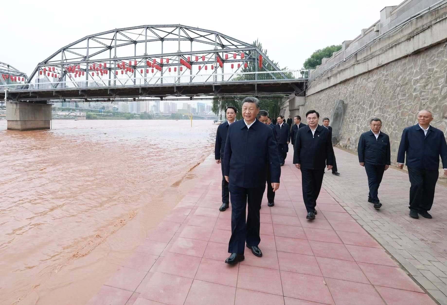 △9月11日下午，甘肅蘭州市黃河蘭州中山橋段，習(xí)近平總書記了解當(dāng)?shù)赝苿?dòng)黃河流域生態(tài)保護(hù)等情況。