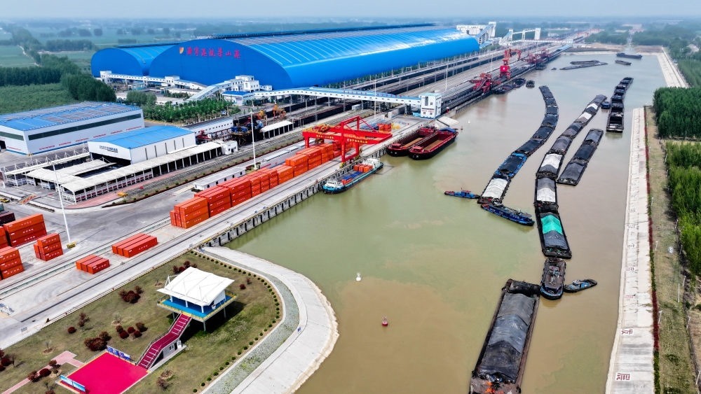 2024年4月24日，船舶行駛在山東濟寧港航梁山港航道上（無人機照片）。近年來，山東省加快構建沿黃陸海大通道，有效促進黃河流域各省區(qū)物流降本增效，實現(xiàn)更高水平對外開放。