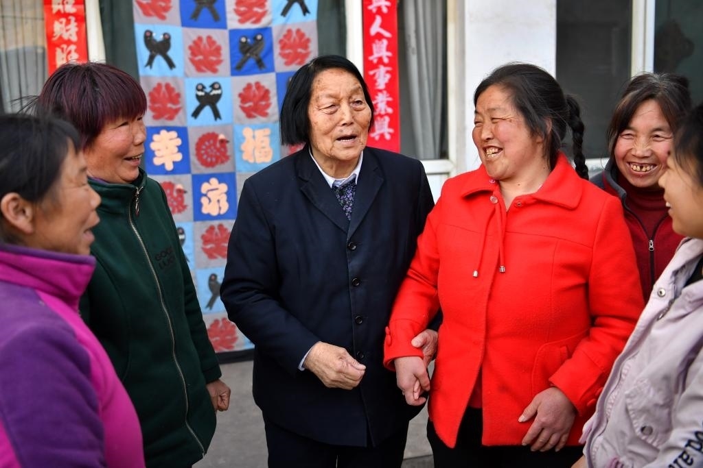 2019年3月23日，申紀蘭（左三）在山西省平順縣西溝村與村民分享全國兩會精神。新華社記者 曹陽 攝