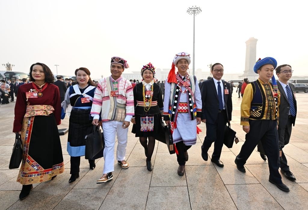 2023年3月5日，第十四屆全國人民代表大會第一次會議在北京人民大會堂開幕。這是全國人大代表走向會場。新華社記者 陳益宸 攝