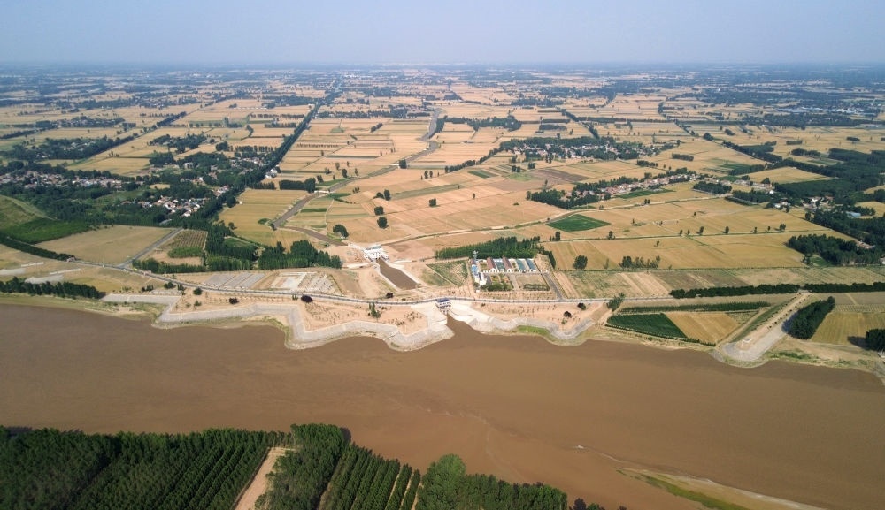 2024年6月19日，位于黃河高青段的馬扎子引黃閘開閘引水（無人機照片）。5月1日至6月18日，山東省累計啟用引黃閘63座，引黃河水量10.06億立方米，保障農(nóng)業(yè)灌溉需求。