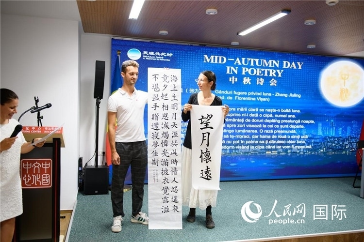 現(xiàn)場(chǎng)的羅馬尼亞書(shū)法愛(ài)好者書(shū)寫(xiě)并展示作品。傅永山攝