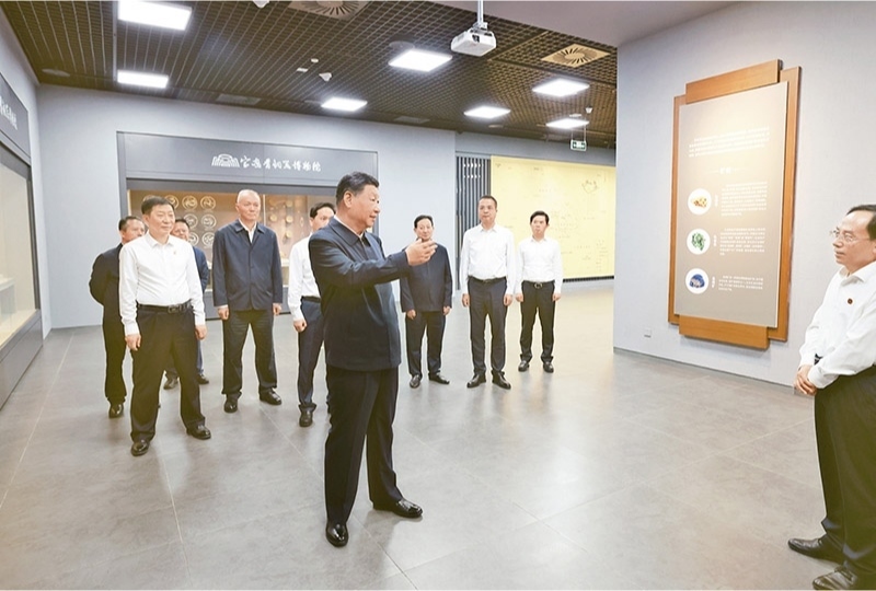 2024年9月10日，中共中央總書(shū)記、國(guó)家主席、中央軍委主席習(xí)近平在前往甘肅考察途中，來(lái)到陜西省寶雞市參觀寶雞青銅器博物院。 新華社記者 王曄/攝