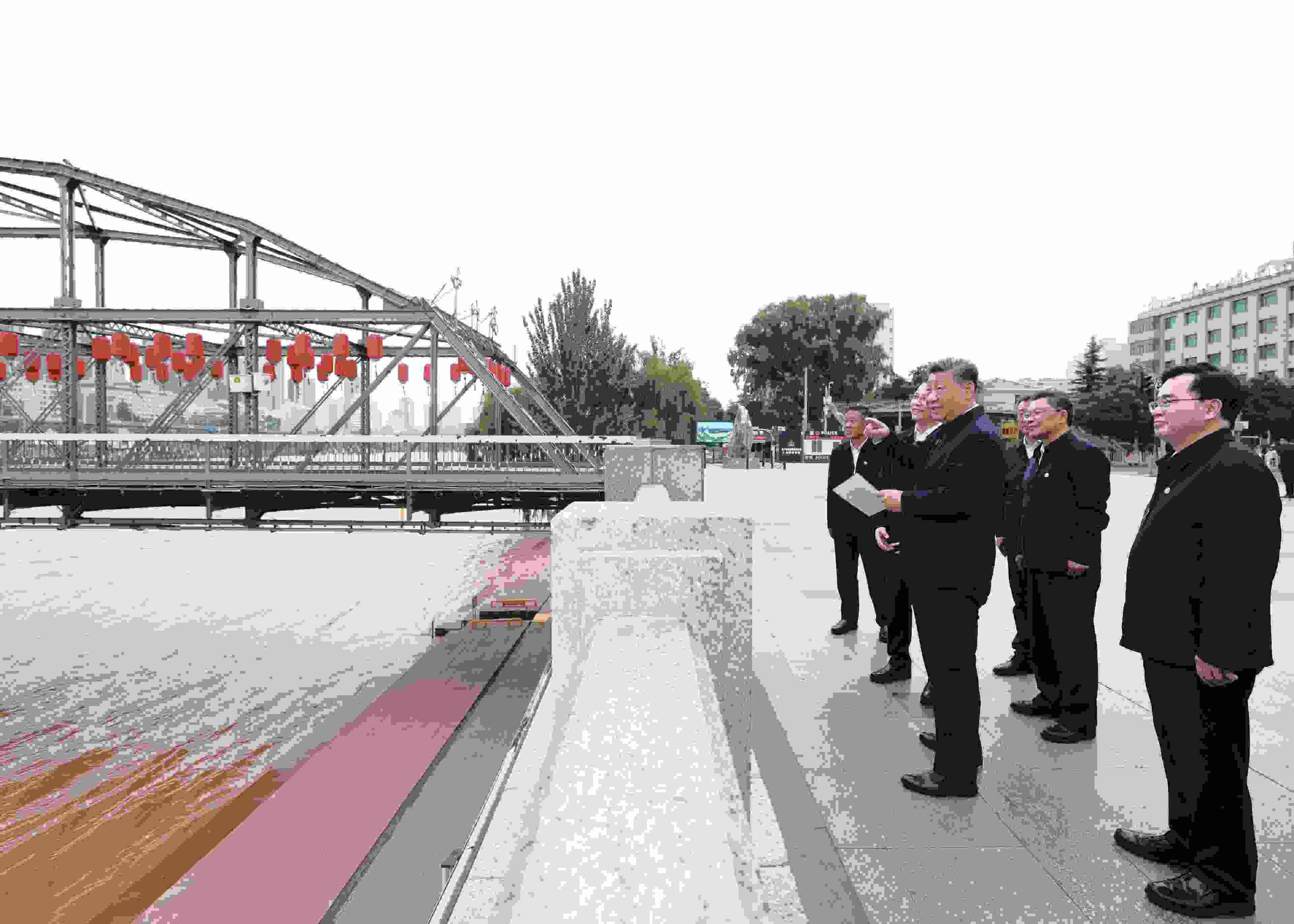 △ 2024年9月11日，習(xí)近平總書記來到甘肅省蘭州市黃河蘭州中山橋段，了解當(dāng)?shù)赝苿?dòng)黃河流域生態(tài)保護(hù)情況。