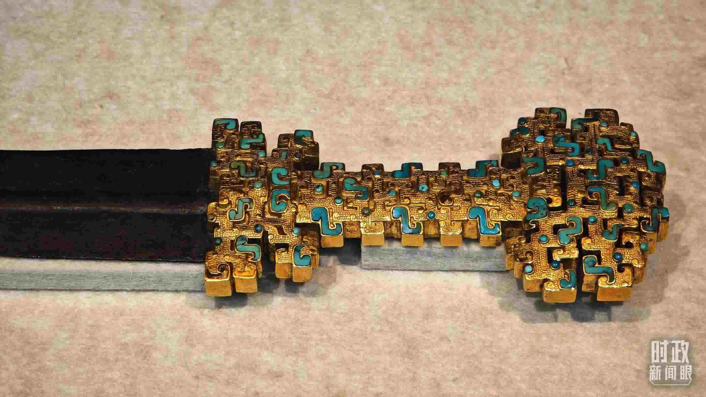 △這是1992年寶雞市益門(mén)二號(hào)墓出土的金柄鐵劍，劍柄嵌有綠松石。（總臺(tái)央視記者彭漢明拍攝）