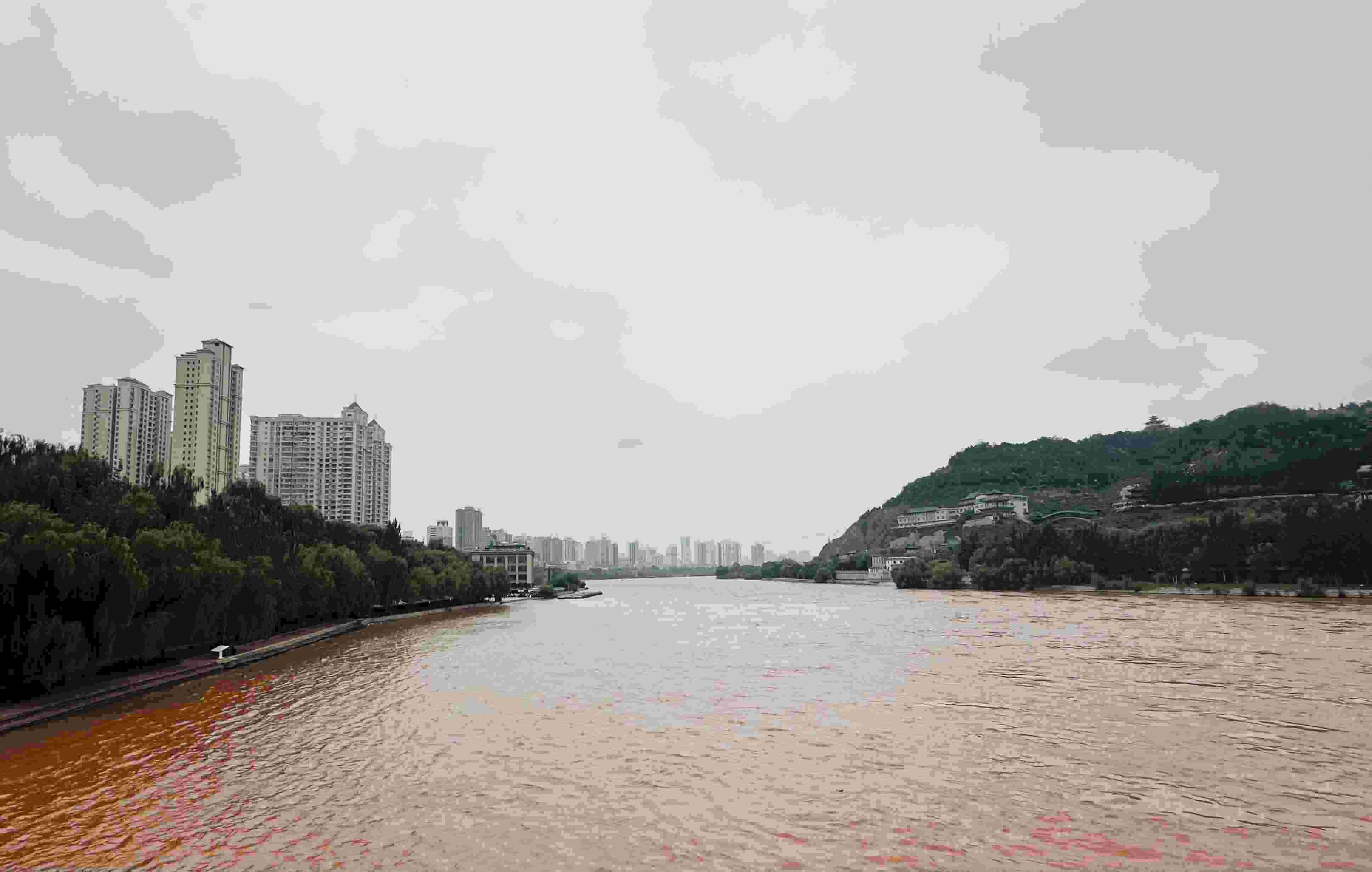 △黃河蘭州段。（總臺(tái)央視記者陸泓宇拍攝）