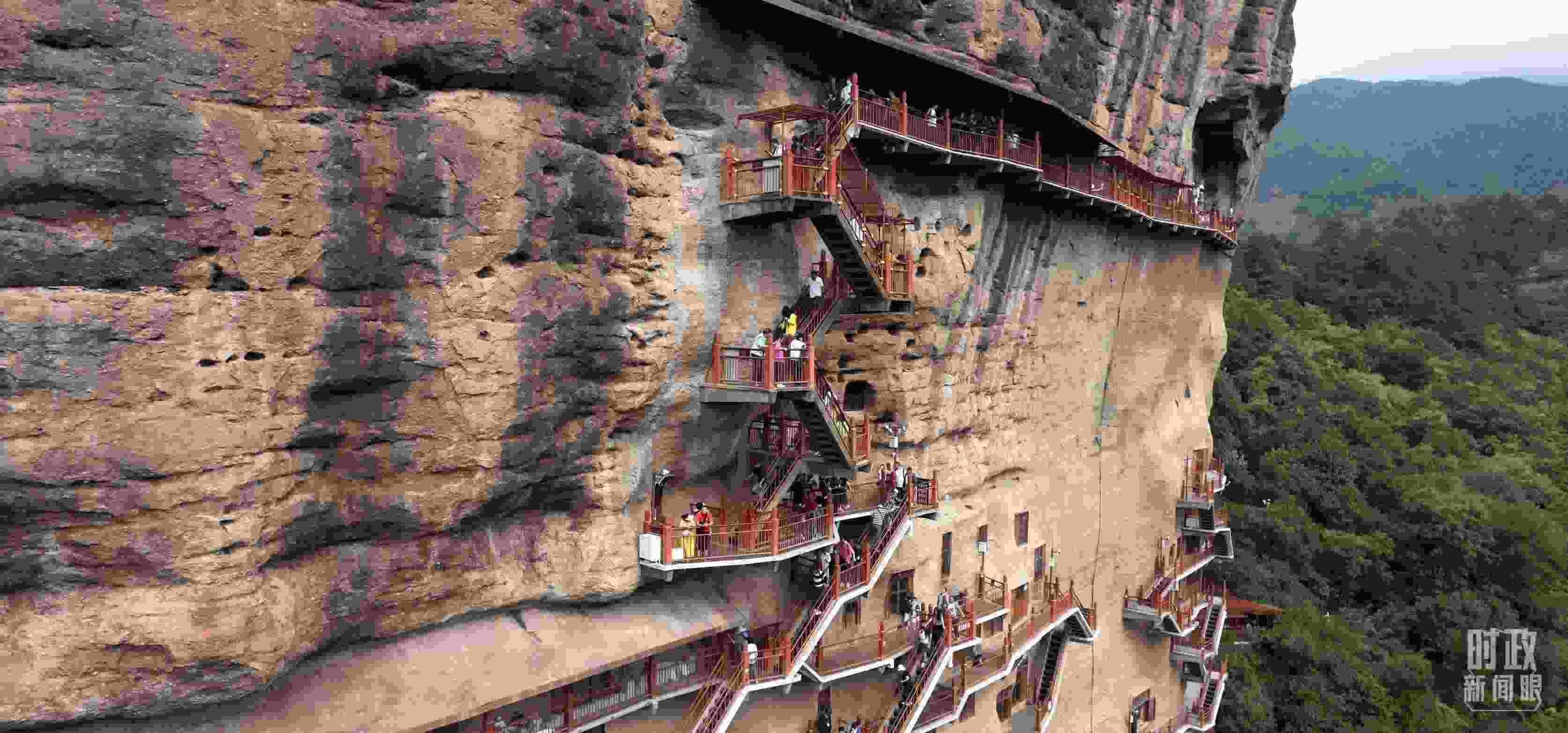 △麥積山石窟是國(guó)家5A級(jí)旅游景區(qū)，2024年上半年累計(jì)接待游客57萬(wàn)人。（總臺(tái)國(guó)廣記者李晉拍攝）