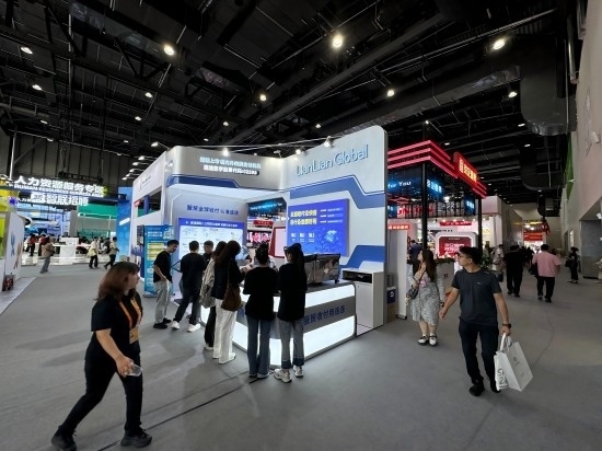 觀眾在展區(qū)了解相關金融服務。人民網記者 黃盛攝